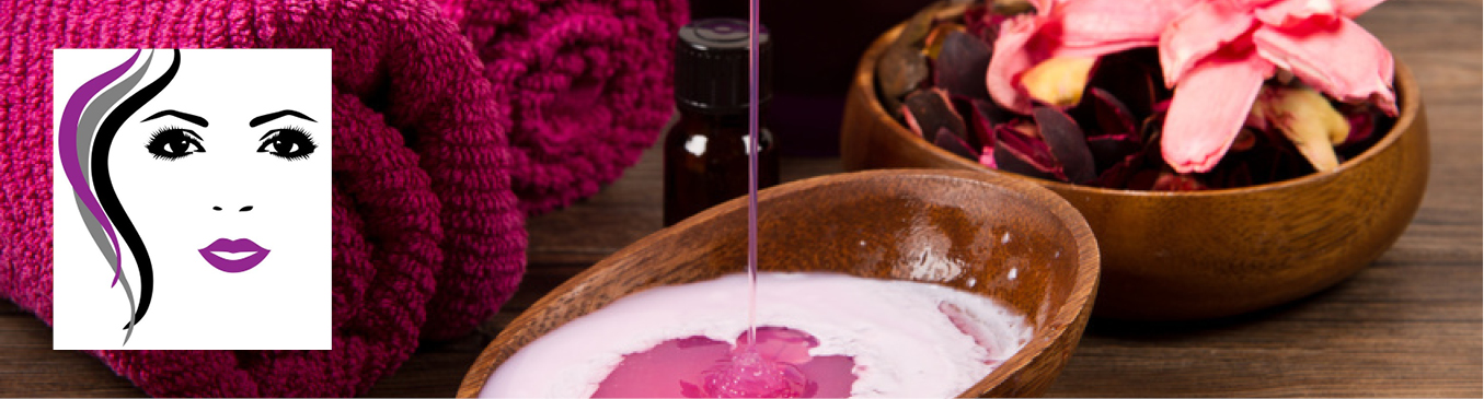 Eine jüngere und ältere Frau sitzen nebeneinander und lächeln in die Kamera